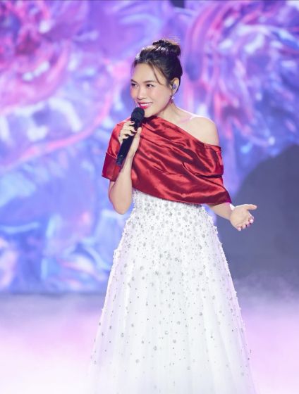 Ảnh của Mỹ Tâm lan tỏa tinh thần 'lá lành đùm lá rách' giữa mưa lũ miền Trung